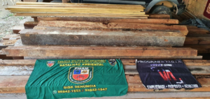 Imagem da notícia - Em Autazes, PM aprende madeira ilegal durante fiscalização na AM-254