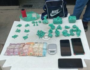 Imagem da notícia - Em Carauari, PM apreende adolescente e prende três por tráfico de drogas