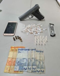 Imagem da notícia - Dupla é presa com arma de fogo e drogas durante ação Pronta Resposta