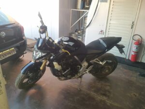 Imagem da notícia - Policiais da Base Arpão apreendem moto com restrição de roubo