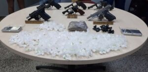 Imagem da notícia - Cinco traficantes são presos com armas e drogas em operação na capital