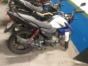 Imagem da notícia - Homens são detidos pela PM por pilotarem motocicletas de forma irregular