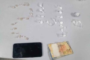 Imagem da notícia - PM apreende adolescente e homem envolvidos com tráfico de drogas