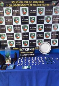 Imagem da notícia - PMAM flagra dupla embalando drogas na comunidade Nova Figueiredo