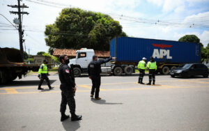 Imagem da notícia - Caminhões irregulares são removidos em operação na zona sul