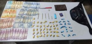 Imagem da notícia - PMAM apreende adolescente e prende homem por tráfico de drogas