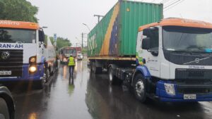 Imagem da notícia - Operação conjunta remove caminhões e carretas no Japiim