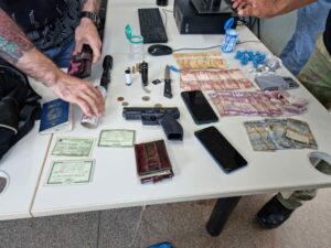 Imagem da notícia - PC prende homem com substâncias entorpecentes e arma de fogo