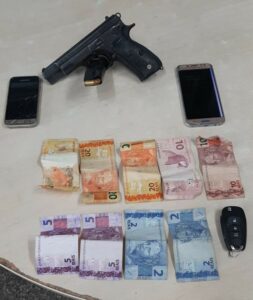 Imagem da notícia - PMAM prende trio por roubo e porte ilegal de arma de fogo