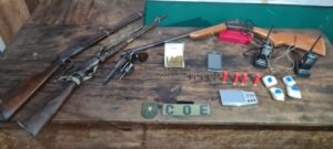 Imagem da notícia - PM prende homem com armas de fogo, munições e drogas em Maués