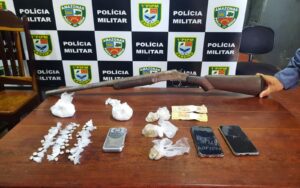 Imagem da notícia - PM flagra casal suspeito de tráfico e portando arma de fogo