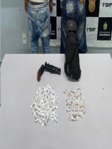 Imagem da notícia - Homem e adolescente são presos por porte de simulacro de arma de fogo e drogas