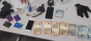 Imagem da notícia - PMAM apreende adolescente e prende um maior de idade envolvidos em assalto a passageiros de ônibus coletivo no Vieiralves