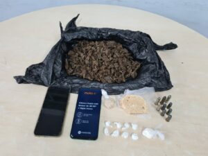 Imagem da notícia - Agentes da SSP-AM prendem duas pessoas e apreendem drogas, arma e munições durante operação Cidade Mais Segura