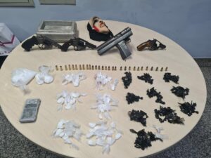 Imagem da notícia - Agentes da SSP-AM prendem homem e apreendem armas e drogas durante Operação Cidade mais Segura no Santo Agostinho