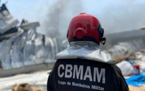 Imagem da notícia - Corpo de Bombeiros Militar combate incêndio em fábrica de isopor no Distrito Industrial