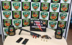 Imagem da notícia - Força Tática detém dois homens por porte ilegal de arma de fogo, no bairro Jorge Teixeira