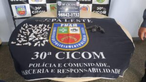 Imagem da notícia - No bairro Jorge Teixeira, Polícia Militar prende indivíduo com arma de fogo e drogas