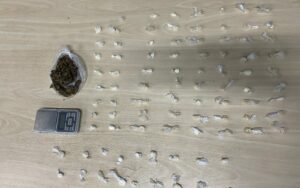 Imagem da notícia - Polícia Militar detém homem em posse de entorpecentes na madrugada de segunda-feira, na zona norte