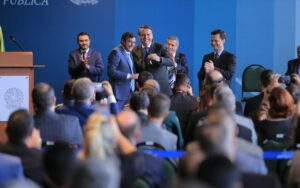 Imagem da notícia - Wilson Lima recebe viaturas de Bolsonaro para reforçar o combate à criminalidade na região de fronteira