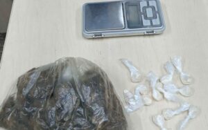 Imagem da notícia - Policiais civis do 14° DIP prendem homem em posse de maconha e oxi no bairro Puraquequara