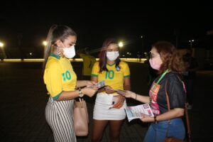 Imagem da notícia - PC-AM realiza panfletagem de conscientização sobre o combate à violência contra a mulher durante jogo da Seleção Brasileira Feminina