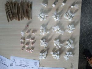 Imagem da notícia - Jovem é preso pela PMAM com mais de 100 porções de entorpecentes, no bairro Nova Cidade
