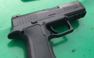 Imagem da notícia - Dupla é presa pela PMAM com simulacro após roubo a estabelecimento comercial, no bairro São Jorge