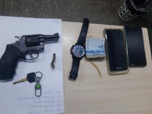 Imagem da notícia - Dupla é presa por porte ilegal de arma de fogo, no bairro Novo Aleixo