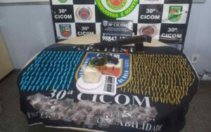 Imagem da notícia - Polícia Militar prende dois homens por porte ilegal de arma de fogo e tráfico de drogas