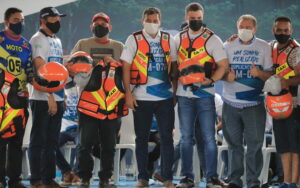 Imagem da notícia - Governador Wilson Lima inicia entrega de capacetes e coletes do “Motociclista Legal” em Manacapuru