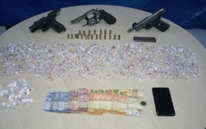 Imagem da notícia - Homem é preso com armas e drogas durante operação Cidade Mais Segura no bairro Compensa