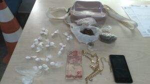 Imagem da notícia - Polícia Militar detém dois homens envolvidos com tráfico de drogas no Viver Melhor