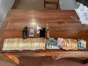 Imagem da notícia - PMAM detém dois homens por porte ilegal de arma de fogo e tráfico de drogas, no interior