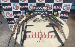 Imagem da notícia - PMAM apreende arsenal com armas de fogo e munições de diversos calibres, no bairro Zumbi