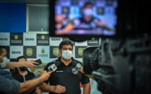 Imagem da notícia - Equipes da DEHS prendem em flagrante mulher que matou companheiro a facadas