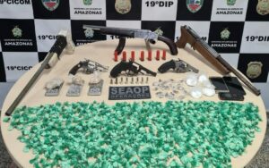 Imagem da notícia - Dupla é presa com armas e drogas durante operação Cidade Mais Segura no bairro Compensa