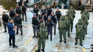 Imagem da notícia - Policiais militares embarcam para Novo Airão, para atuar na operação Hórus