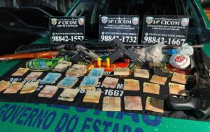 Dupla é presa pela PMAM com seis armas, munições e R$ 7 mil, no Ramal 2000
