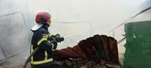 Imagem da notícia - Bombeiros evitam propagação de incêndios em residências nos bairros Raiz e Tancredo Neves