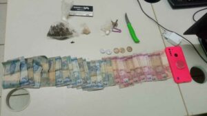 PMAM apreende adolescente e detém homem por envolvimento com tráfico de drogas, em Iranduba