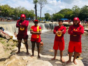 Imagem da notícia - Guarda-vidas formados pelo Corpo de Bombeiros socorrem criança de afogamento em Iranduba