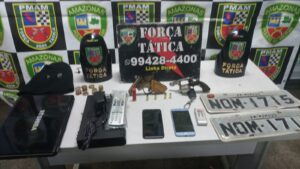 Imagem da notícia - PMAM prende homem e mulher por roubo e porte ilegal de arma de fogo, na zona centro-sul