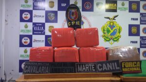 Base Arpão: Agentes apreendem 26kg de skunk durante abordagem a embarcação