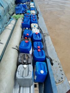 Imagem da notícia - Em Coari, polícia apreende 1,9 mil litros de óleo novo e queimado em balsa