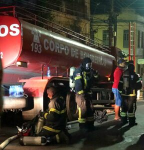 Imagem da notícia - Corpo de Bombeiros combate incêndio em depósito de alimentos no bairro Centro