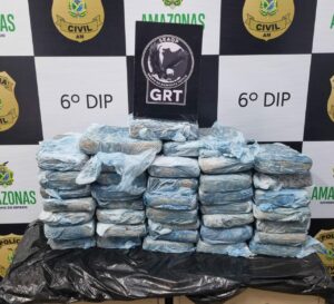 Imagem da notícia - SSP-AM e PC-AM apreendem 38 tabletes de entorpecentes em lancha expresso no porto do São Raimundo 