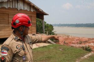 Imagem da notícia - Bombeiros e Defesa Civil analisam margens do rio onde houve desbarrancamento em Beruri