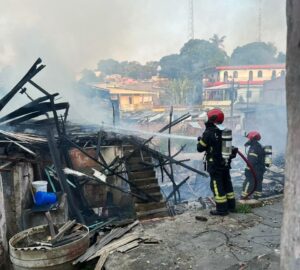 Imagem da notícia - Em ação rápida, Corpo de Bombeiros impede propagação de incêndio para cinco casas no bairro Japiim