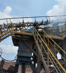 Imagem da notícia - Em Presidente Figueiredo, Corpo de Bombeiros combate incêndio de grande proporção em pedreira